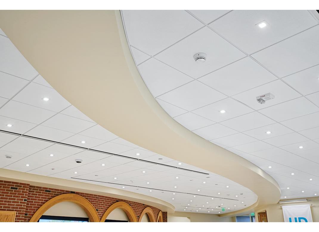 ULTIMA High-NRC Ceiling Panels / SUPRAFINE 9/16" Suspension System / Drywall Grid System / SimpleCurve trim / AXIOM Classic 6" Trim